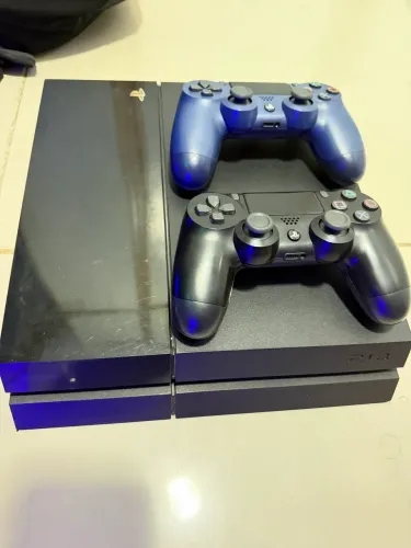 PlayStation 4 500gb destravado + 2 Controles
