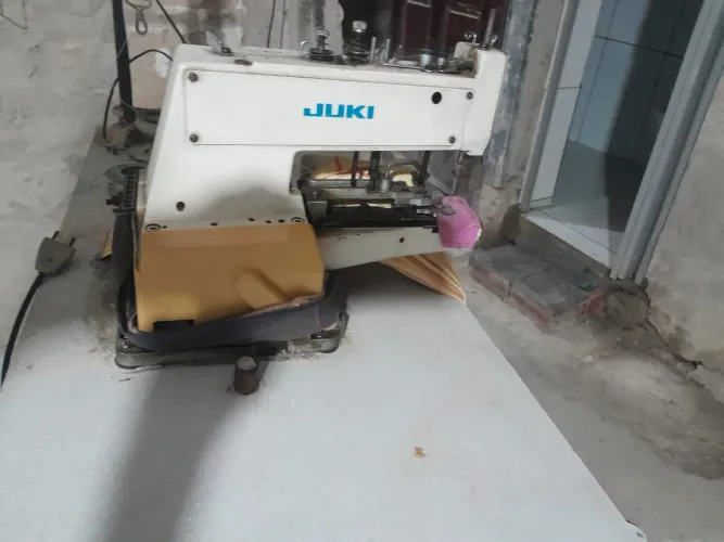 Máquina de colocar botão 