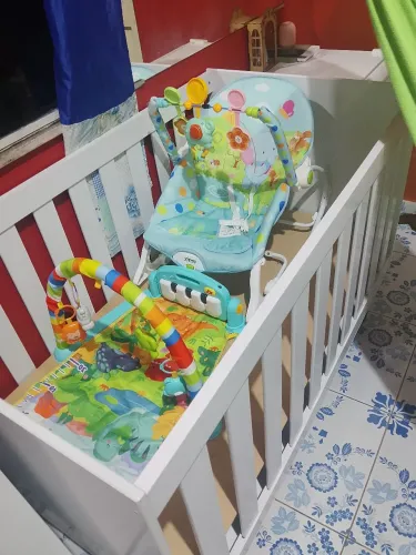 Cadeira de Descanço e Tapete Educativo e Berço com colchão  