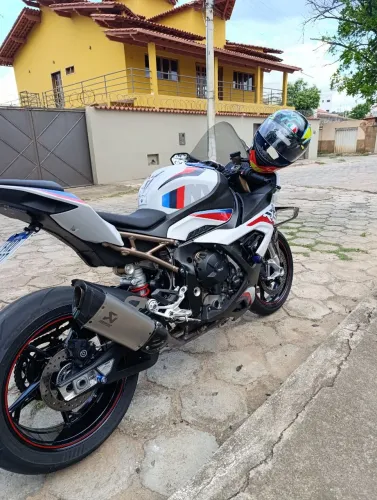 Uma motocicleta para pessoas exigentes nada para fazer nunca teve queda ralado.
