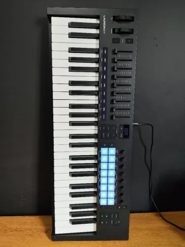 CONTROLADOR NOVATION MK4 LAUNCHKEY 49 TECLAS