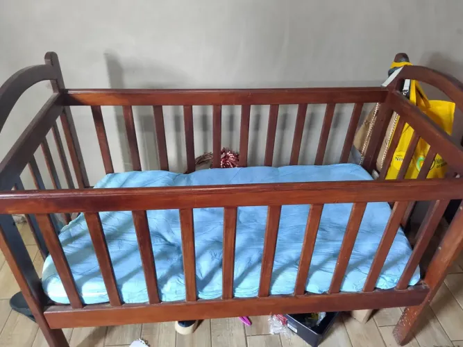 Vendo um berço de madeira vai com 2 colchão aceito oferta 