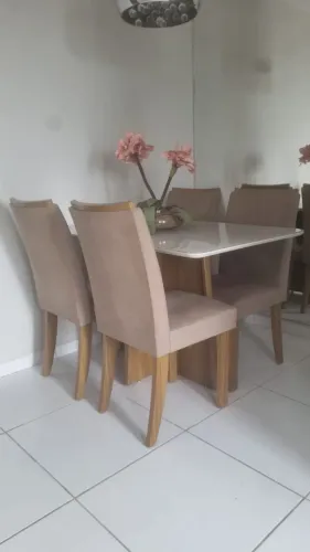 Mesa com 4 cadeiras