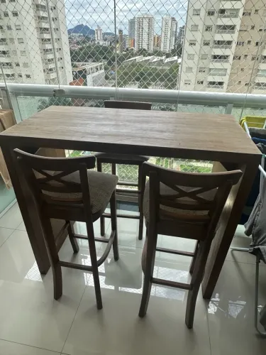 Vende-se mesa de madeira com 3 banquetas