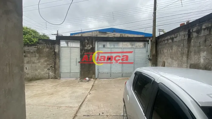 Casa de esquina com amplo quintal em Arujá