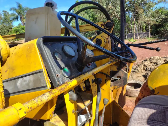 Vendo carregadeira pula-pula Massey Ferguson ano 80