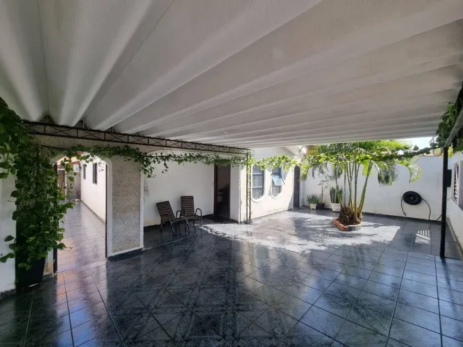 Casa à Venda 130m² de Construção | 03 Dormitórios, Área Gourmet e 03 Vagas Bairro Zanaga