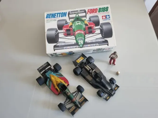 Kit 2 Miniaturas F1 + Mecânico Miniatura + Caixa Tamiya
