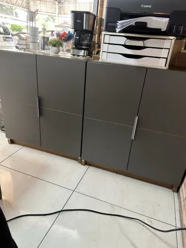 2 armários baixos na cor cinza