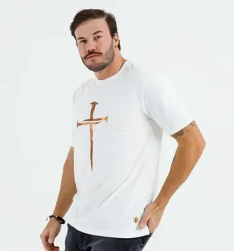 Camiseta Masculina Branca Cruz e Prego Tam G