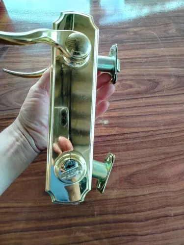 Uma fechadura imperial ou colonial, dourada