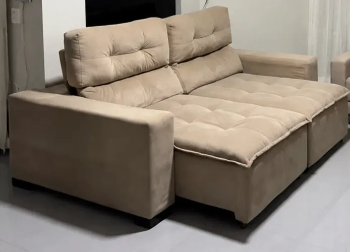 Sofá Retrátil e Reclinável Bege - R$ 900