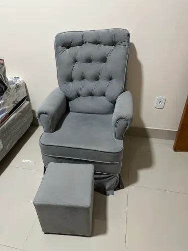 Poltrona Cinza com Puff - Confortável e Bem Conservada