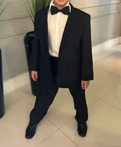 Traje todo , festa , menino