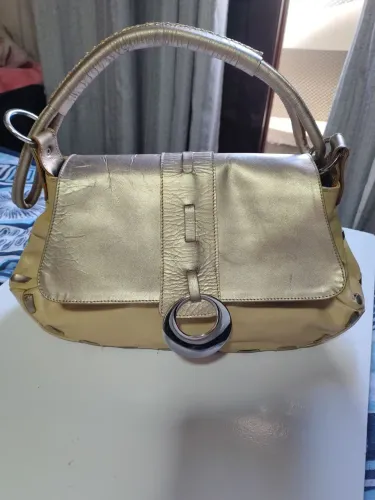 Bolsa feminina estilosa linda a cor bege com detalhes dourado ouro velho