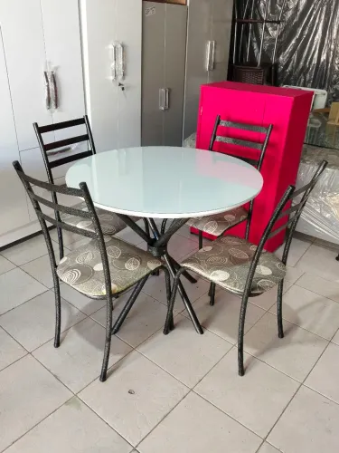 Vendo mesa 4 cadeiras