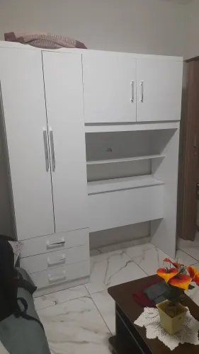 Guarda roupa solteiro duas portas com baú branco