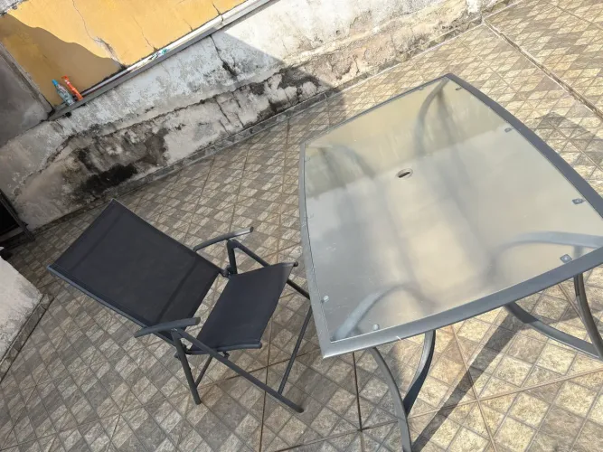 Mesa de jardim em vidro com 4 cadeiras reguláveis