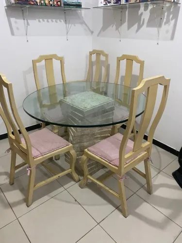Mesa de Jantar 4 Lugares +2 cadeiras com encosto
