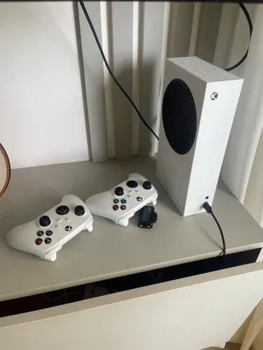 Xbox series S 512 g 2 controles + bateria recarregável