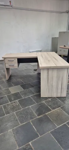 Mesa de escritório em L