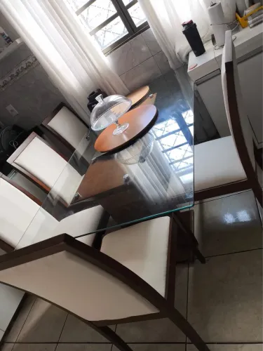 Mesa em vidro mais cadeiras