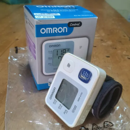2 monitores de pressão Omron e G-tech.