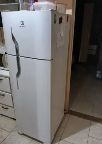 Geladeira  Electrolux  Cycle Defrost 260 litros  127 volts Conservada  Garantia 