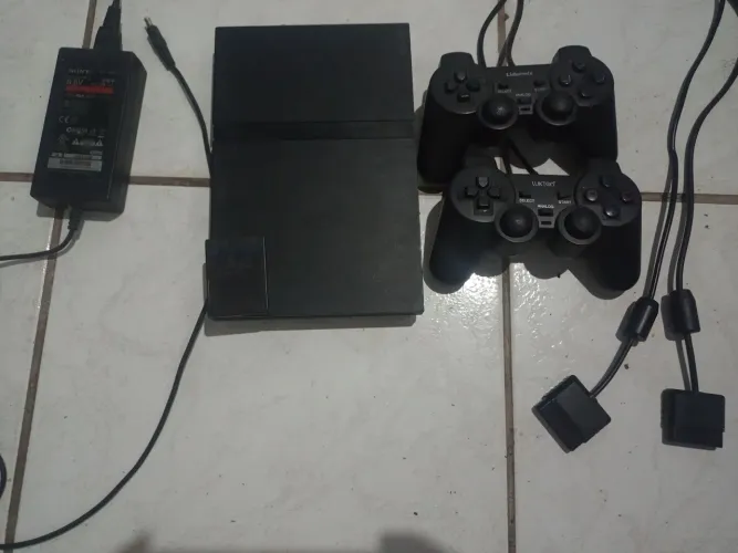 PS2 COM LEITOR QUEBRADO + 2 CONTROLES COM FONTE E CABO DE VÍDEO ORIGINAIS