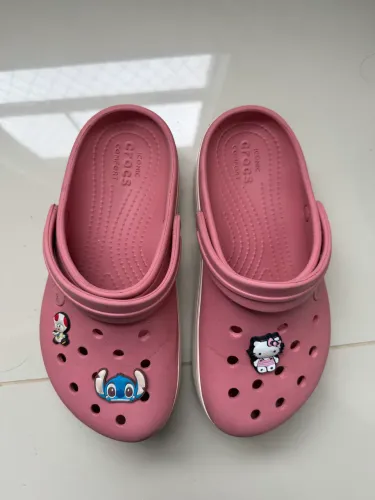 2 Crocs originais ICONIC PRETA E ROSA