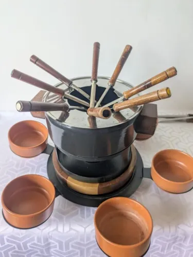 Aparelho para fondue giratório em madeira e metal vintage item de colecionador. anos 90.