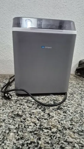 Máquina de Fazer Gelo Caseira EOS Novinha