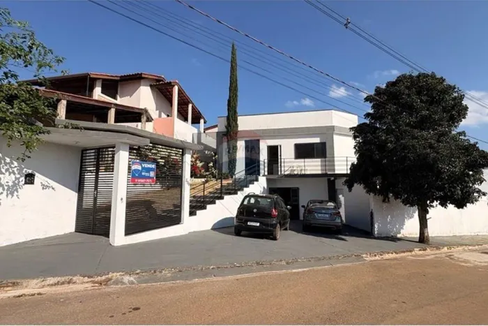 Excelente Imóvel com 3 Dormitórios, sendo 2 Suítes com Piscina