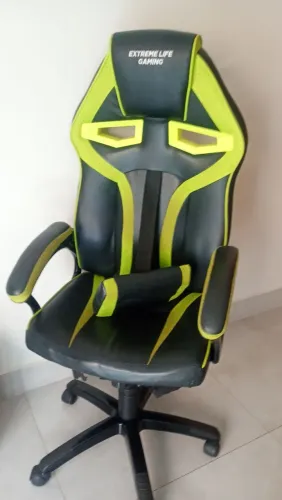 Cadeira gamer verde marca elg quase nova apenas um pequeno rasgo atrás