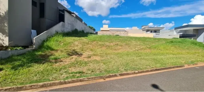 VENDE-SE TERRENO EM CONDOMINIO FECHADO