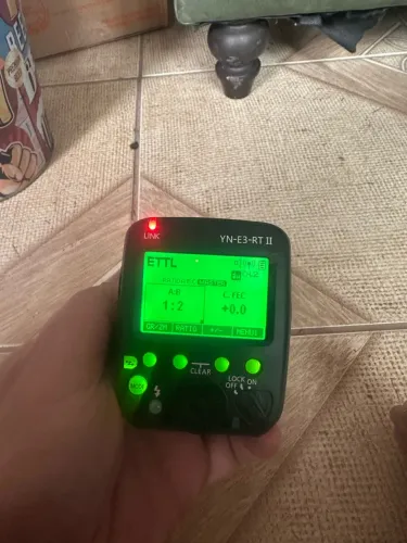 Transmissor Rádio Flash Yongnuo YN-E3-RT II para câmeras Canon.