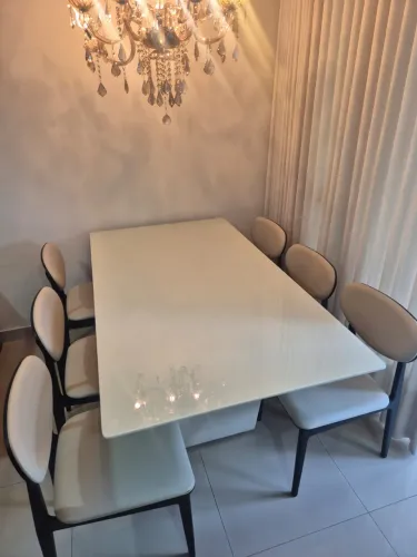 Vendo mesa laqueada com 6 cadeiras madeira maciça 