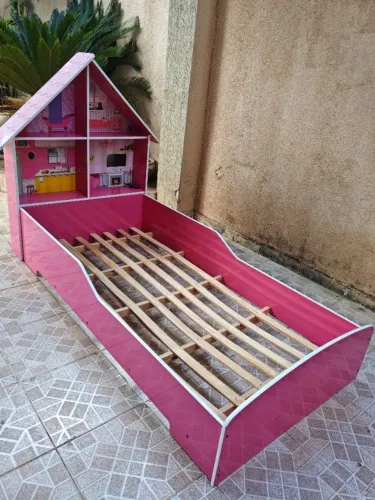 Cama Infantil Rosa com Cabeceira Casinha - Precisa de Reparo no Estrado