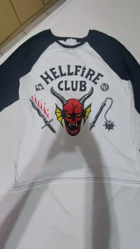 Camiseta Hellfire Club de Stranger things, Piticas.