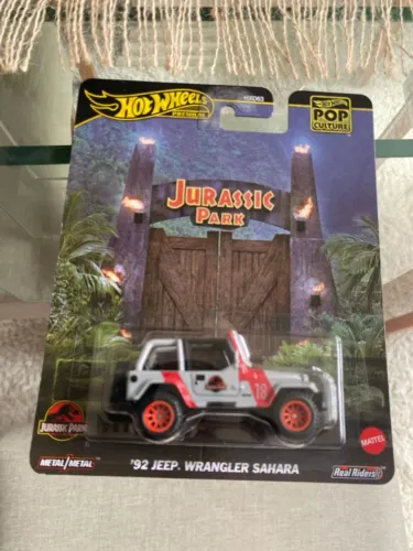 Hot Wheels Premium - Jeep Jurassic Park 92' Wrangler Sahara - Pop Culture