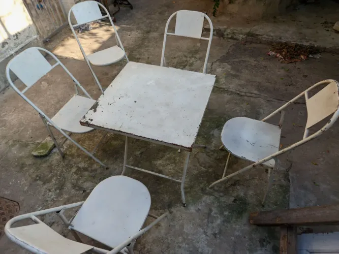 Mesa com 5 Cadeiras Dobráveis de Ferro