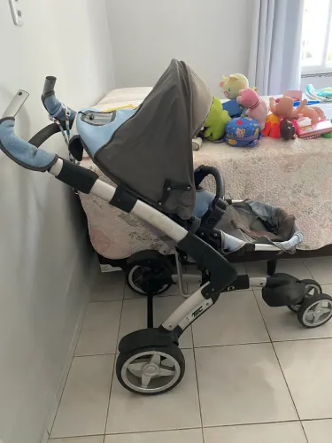 Carrinho de bebê com bebê conforto e Moisés