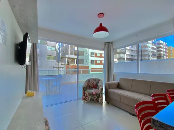 APARTAMENTO COM TERRAÇO A UMA QUADRA DO MAR!
