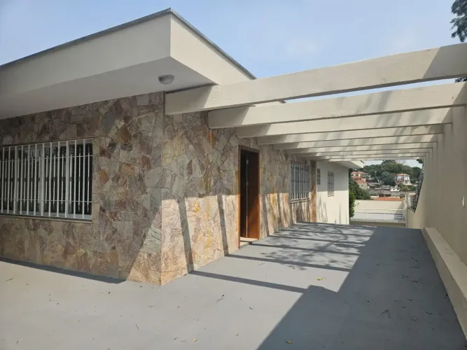 Casa térrea com 1000 m2 de terreno para venda ou locação no bairro Horto Florestal