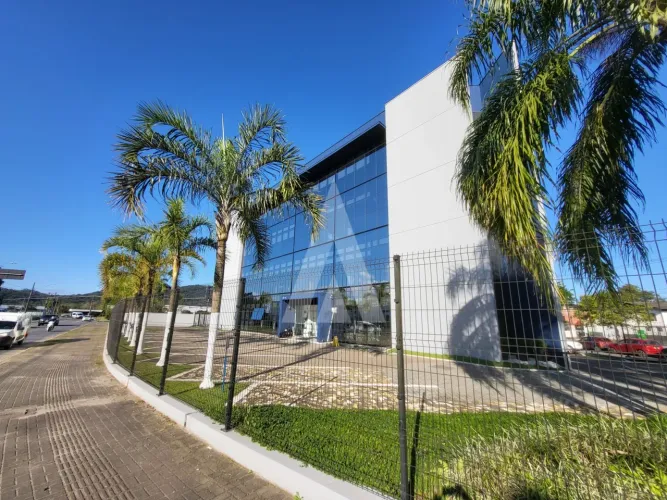 Sala comercial com na Zona Industrial Norte, Joinville, com 449,97m².
