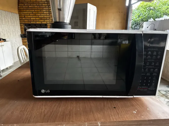Micro-ondas LG 30L Solo MS3091BC Branco e Preto