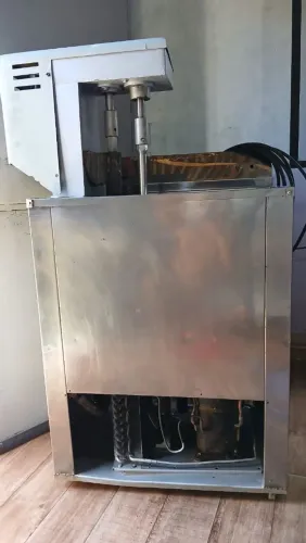 MÁQUINA DE SORVETE E PICOLÉ 