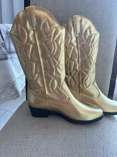 Bota dourada tamanho 36
