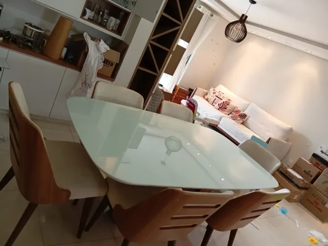 Mesa Elegante com 6 cadeiras 
