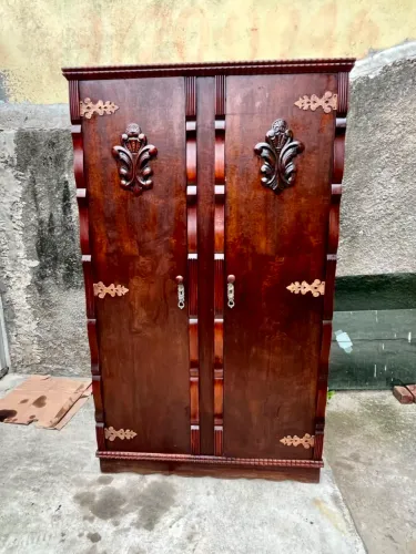 Guarda-roupa antigo de imbuia ? anos 60